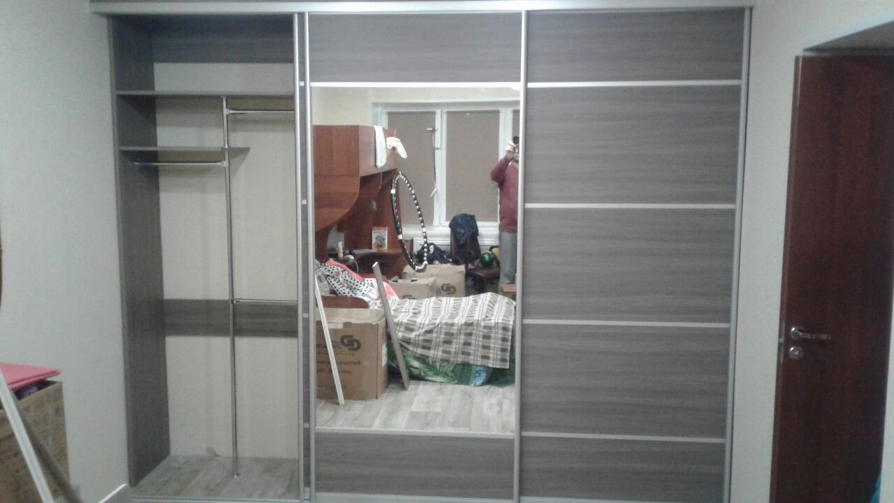 Серый комбинированный шкаф купе в спальню 