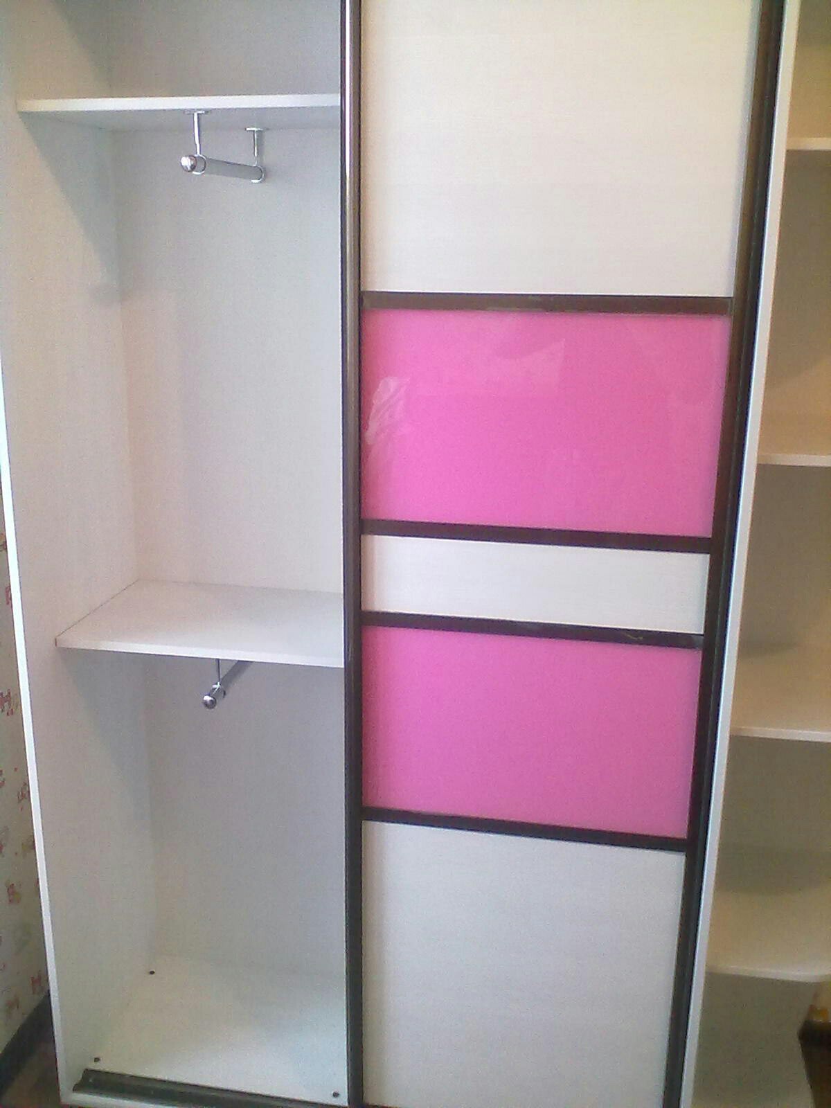 Бело-розовый шкаф купе в детскую