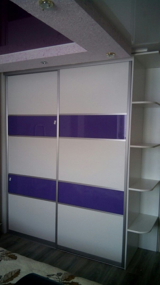 Шкаф купе белый с фиолетовыми вставками 