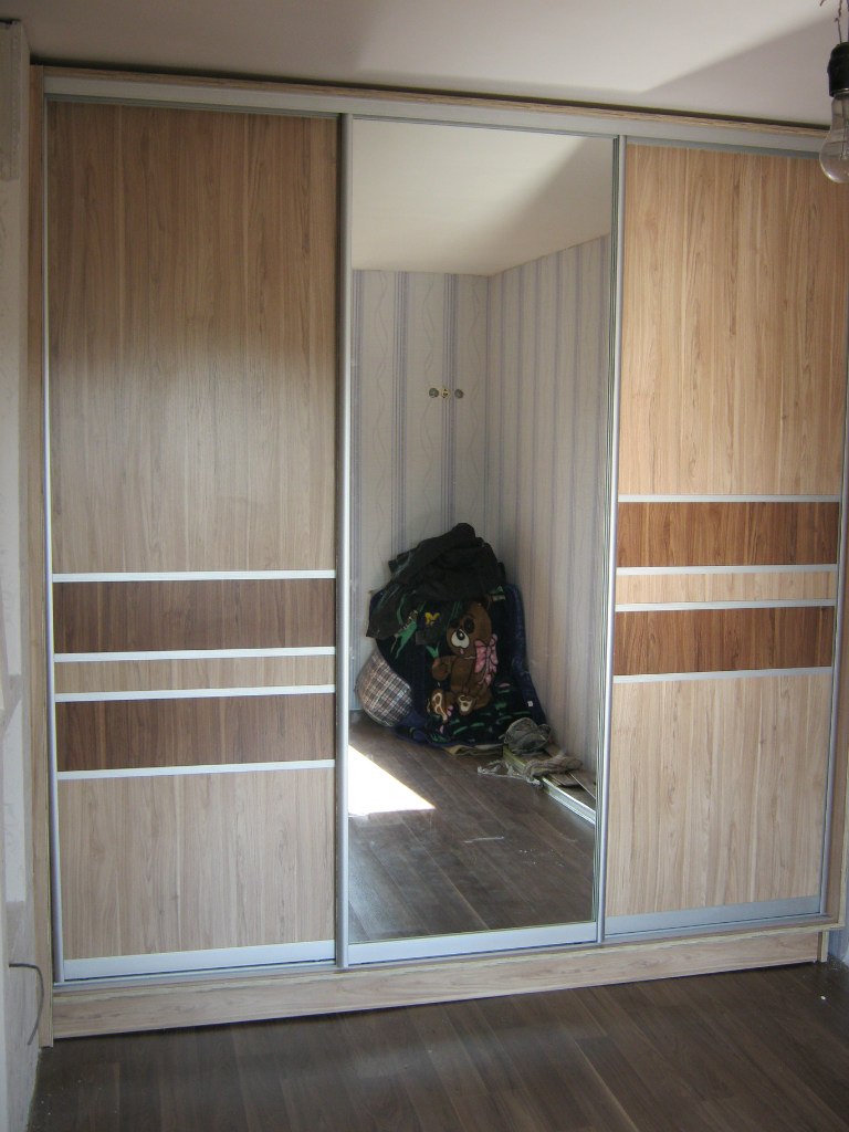 Шкаф купе с древесными дверьми и зеркалом 