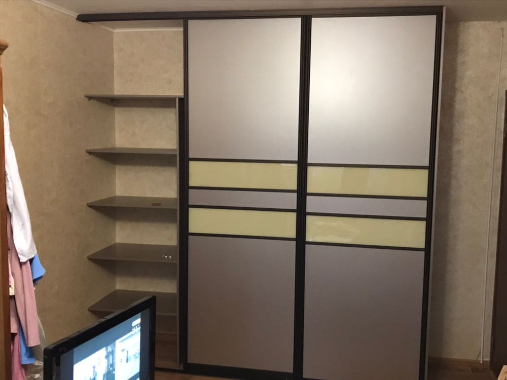 Трехдверный комбинированный шкаф купе в гостиную 