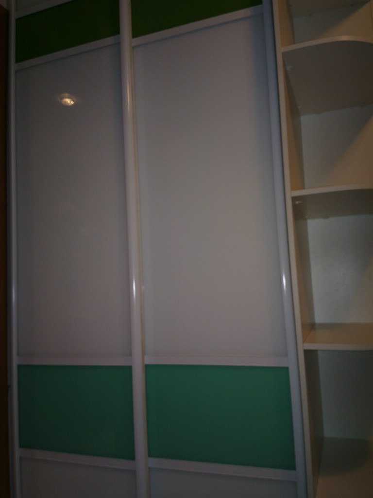 Белый шкаф купе с зелеными стеклянными вставками 