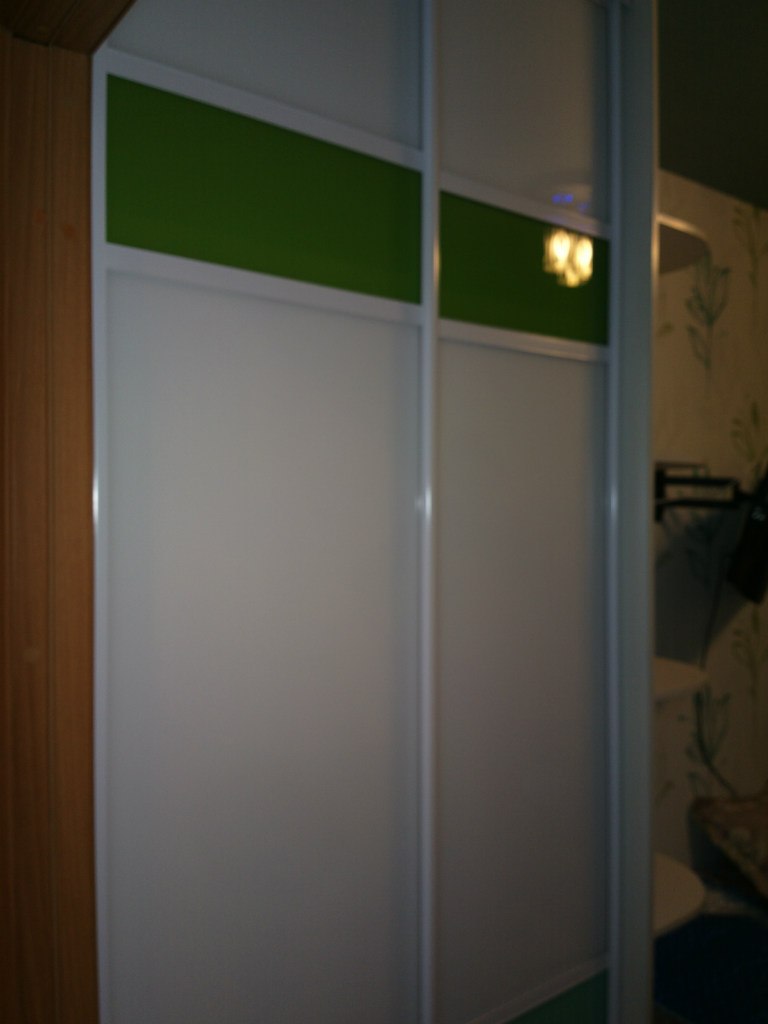 Белый шкаф купе с зелеными стеклянными вставками 