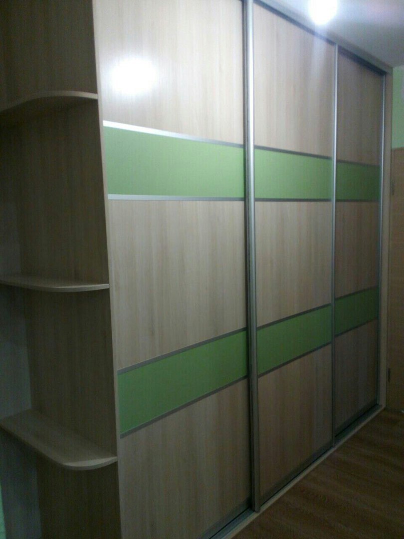 Комбинированный шкаф купе с зелеными вставками 