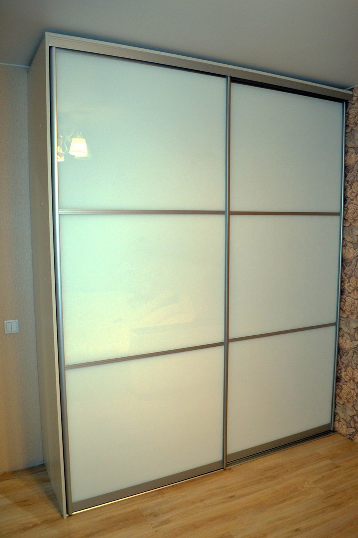 Белый зеркальный шкаф купе в гостиную  