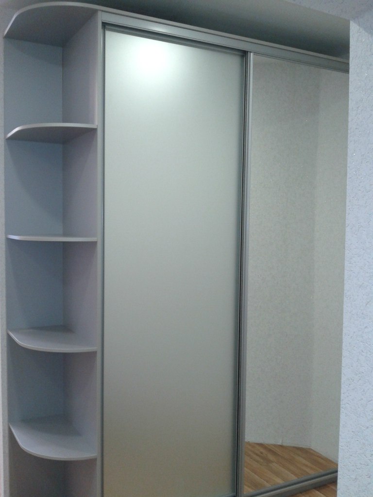 Белый шкаф купе с матовым стеклом и зеркалом 