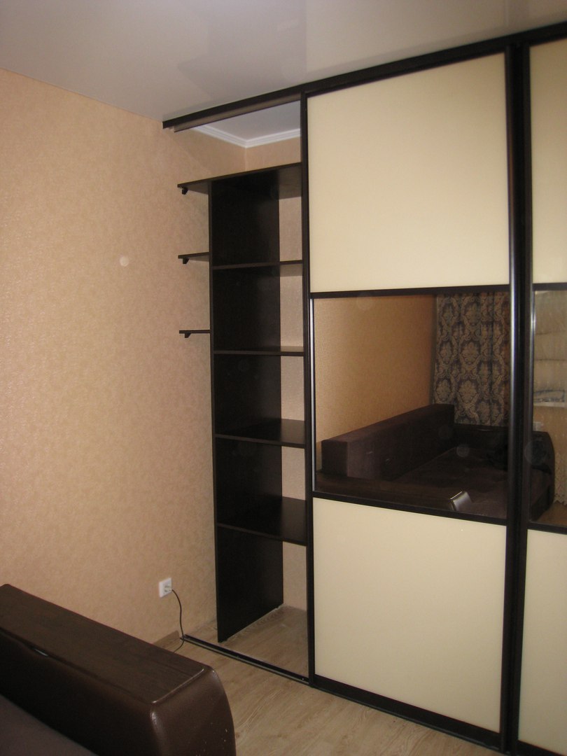 Комбинированный шкаф купе в гостиную с зеркалами 