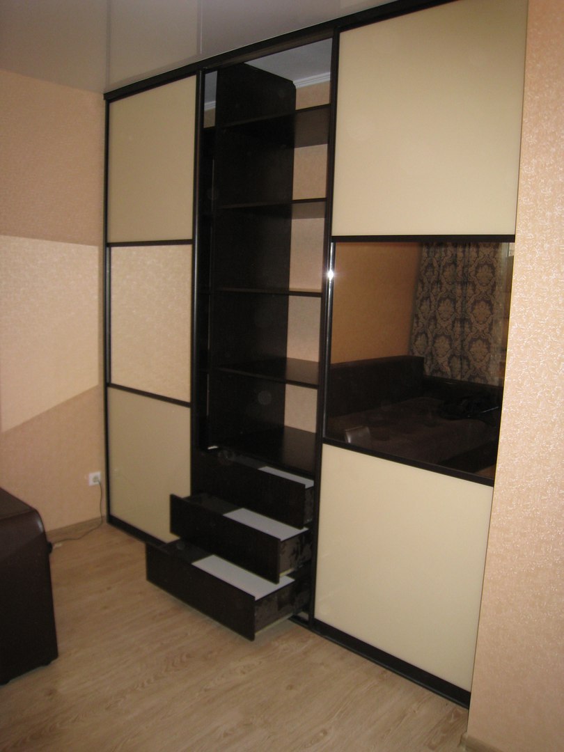 Комбинированный шкаф купе в гостиную с зеркалами 