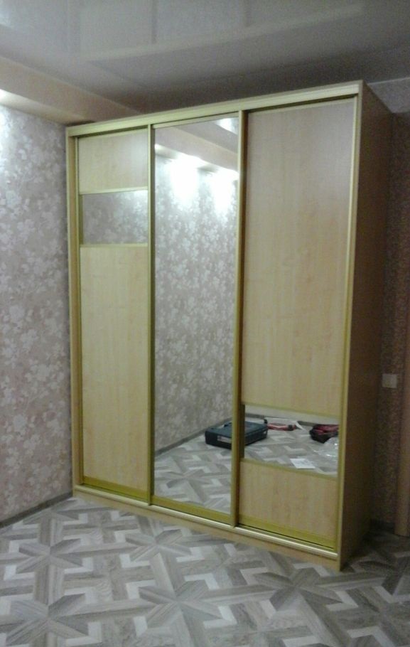 Комбинированный трехдверный шкаф купе с зеркалами