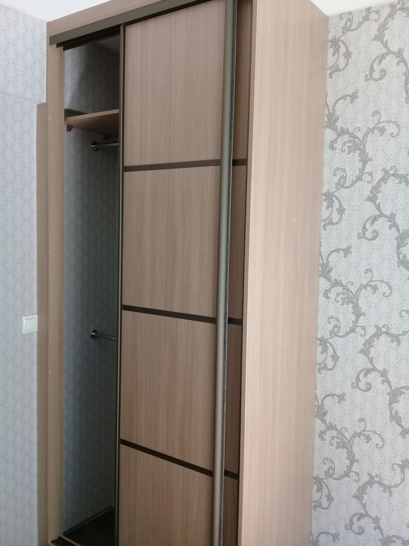 Простой деревянный шкаф купе в спальню