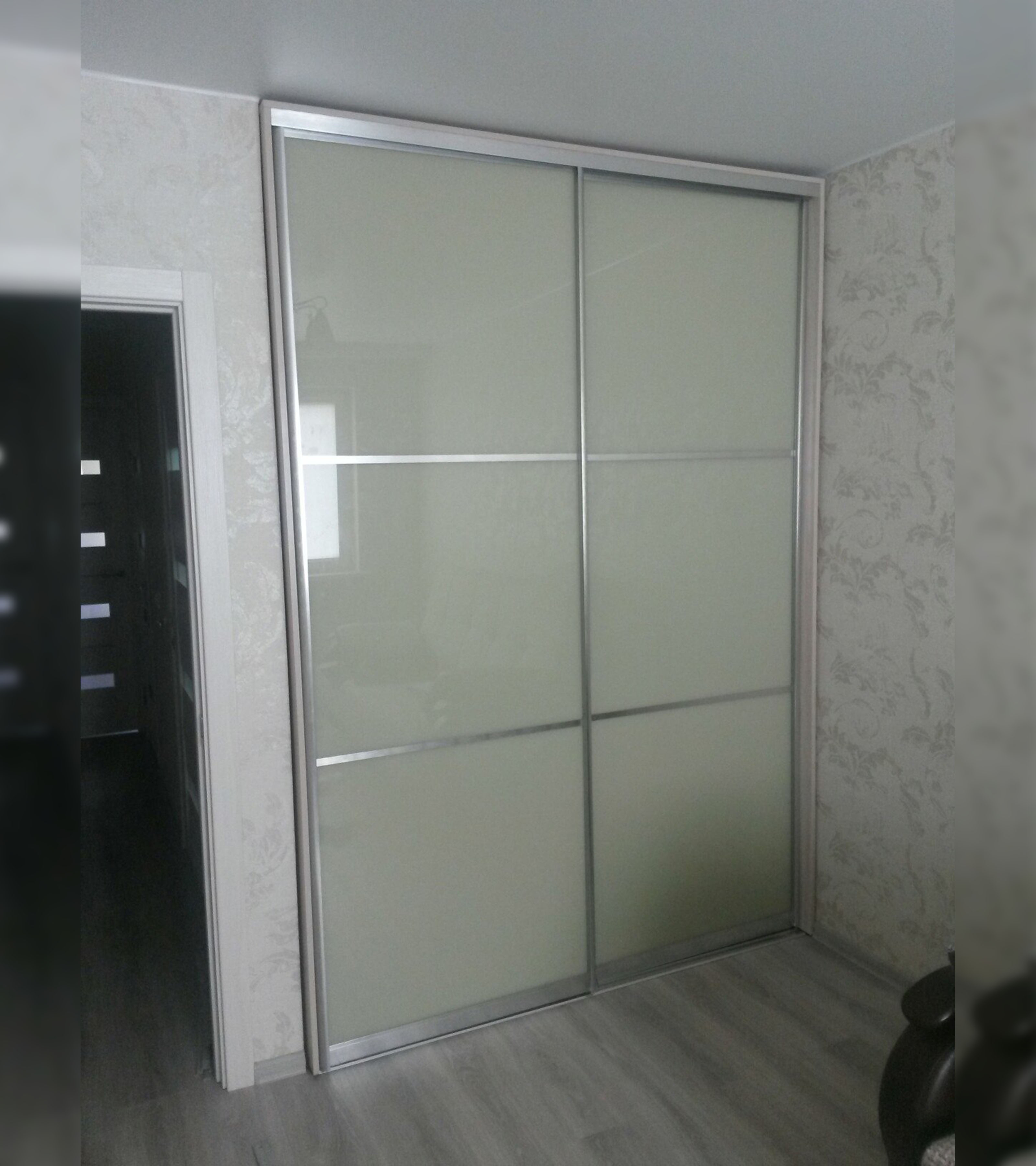 Встроенный шкаф купе с глянцевым стеклом