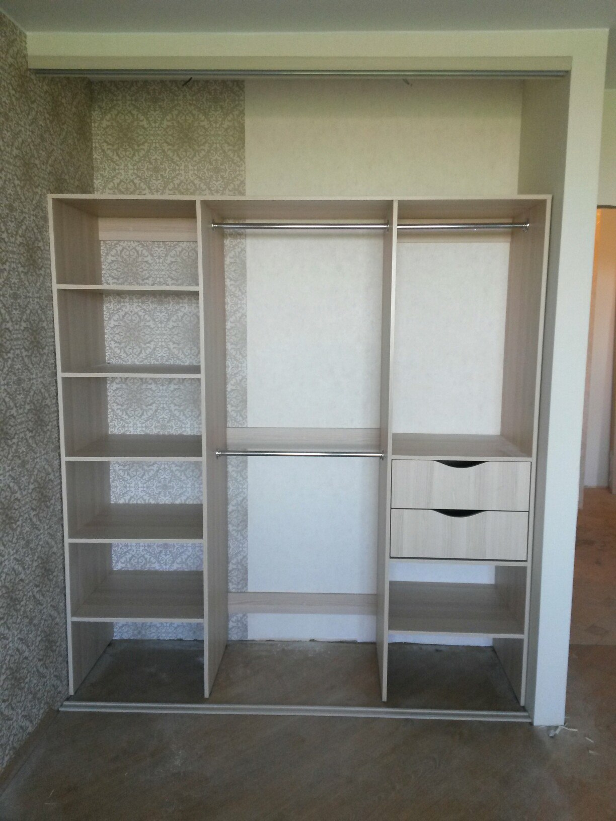 Встроенный трехдверный шкаф купе с пескоструйным рисунком 