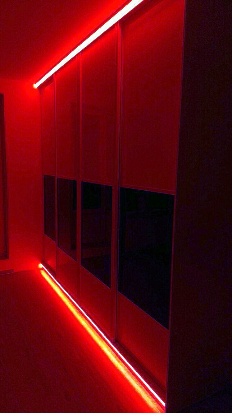 Шкаф купе глянцевый с цветной подсветкой 