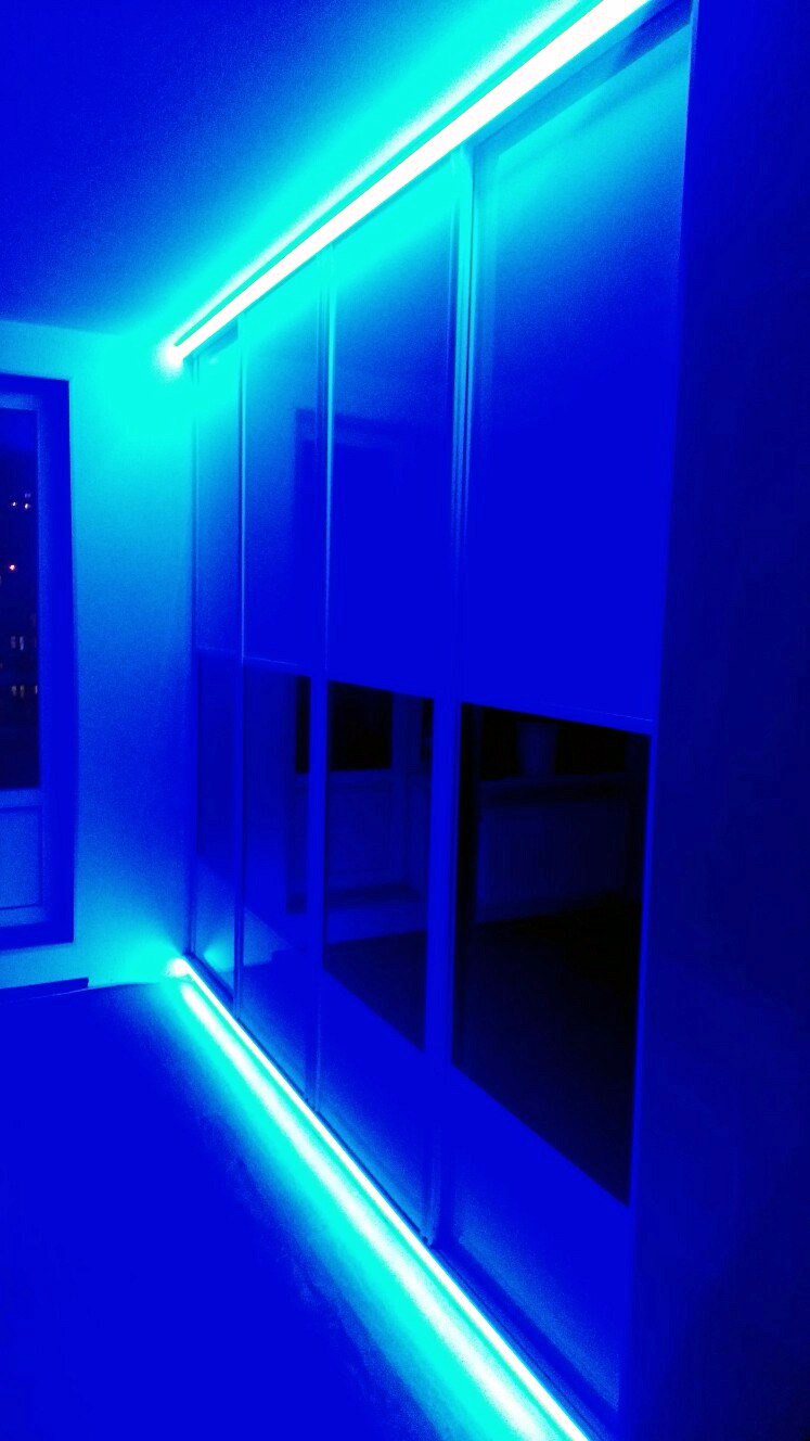 Шкаф купе глянцевый с цветной подсветкой 