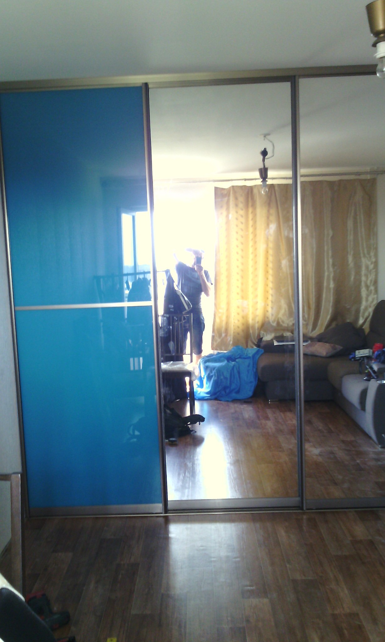 Синий глянцевый шкаф купе с зеркалом