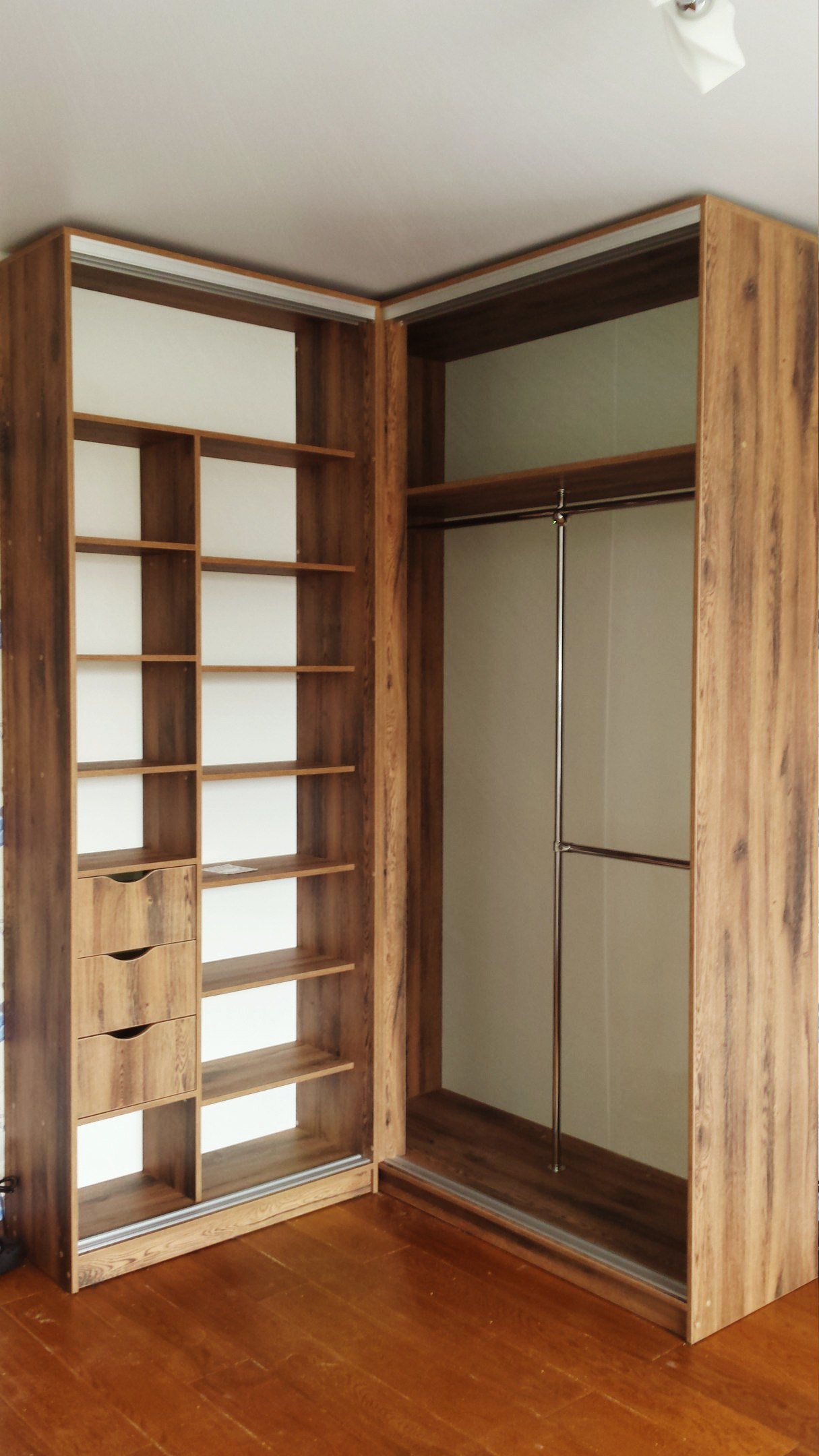 Угловой шкаф купе с зеркалом и древесными дверьми 