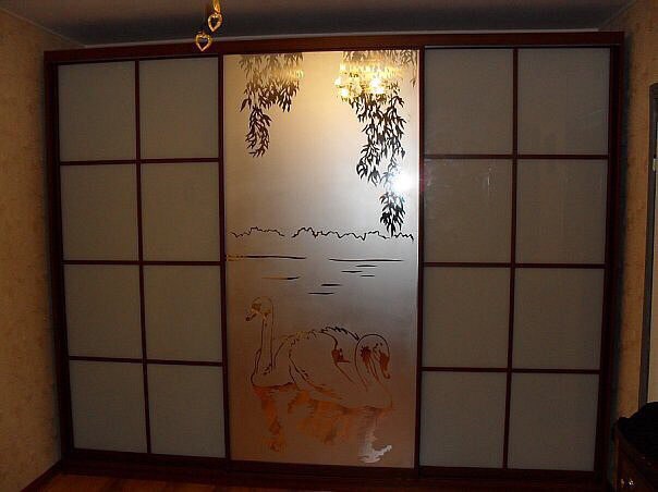 Трехдверный шкаф купе с пескоструйным рисунком и стеклом 