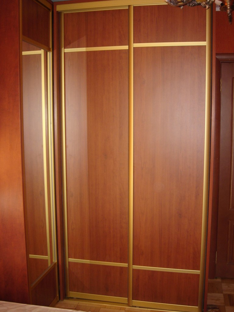 Угловой шкаф купе с древесными дверьми 