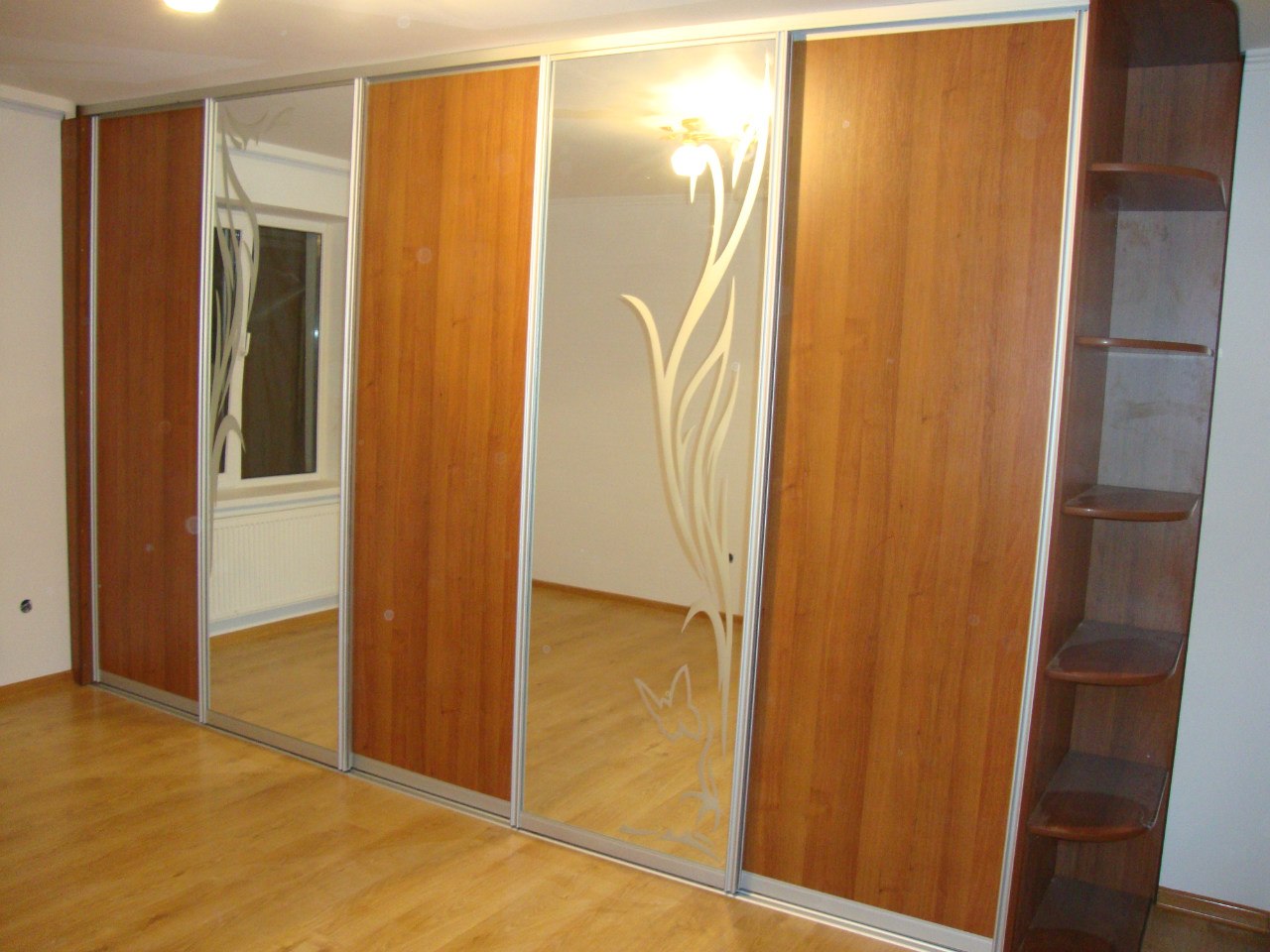 Шкаф купе с зеркалами и древесными дверьми 