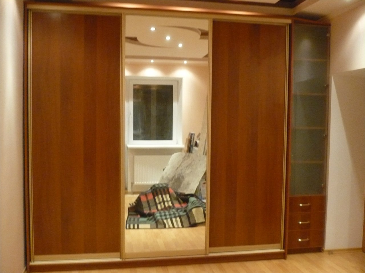 Трехдверный шкаф купе с древесными дверьми и зеркалом