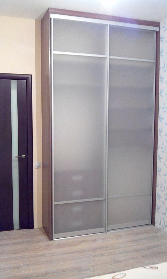 Двухдверный шкаф купе с полупрозрачным стеклом 
