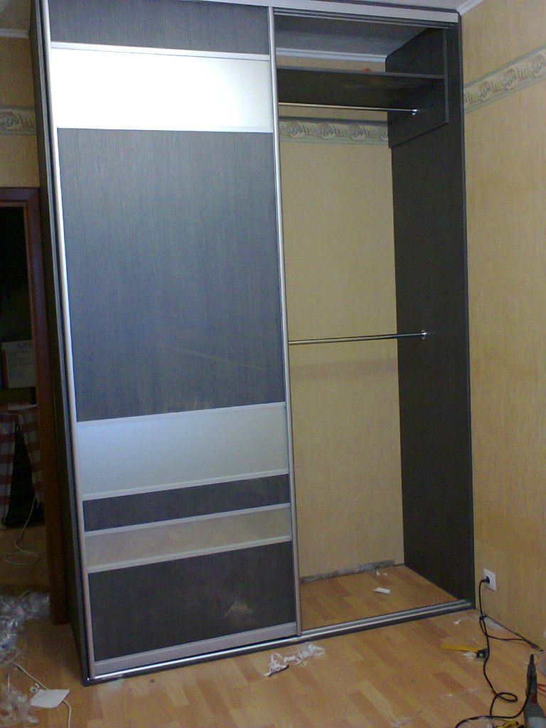 Комбинированный шкаф купе с матовым стеклом 