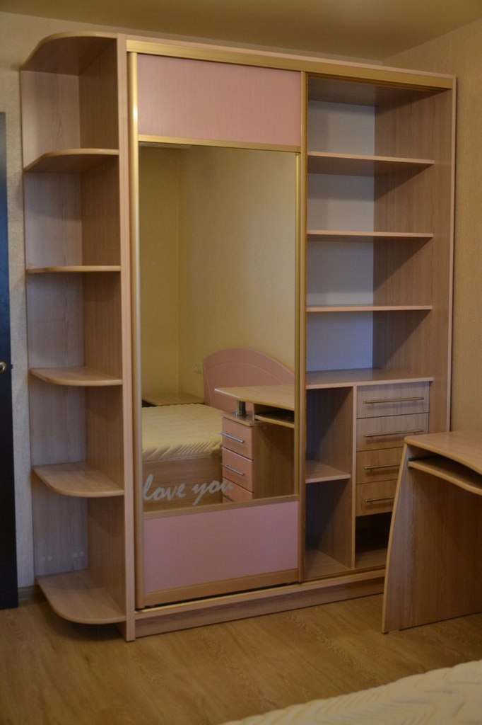 Шкаф купе с розовыми вставками и зеркалом 