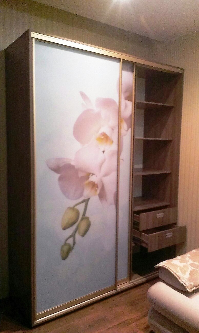 Шкаф купе с фотопечатью орхидей в гостиную    