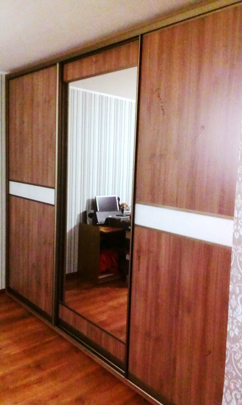 Комбинированный шкаф купе в гостиную с зеркалом 