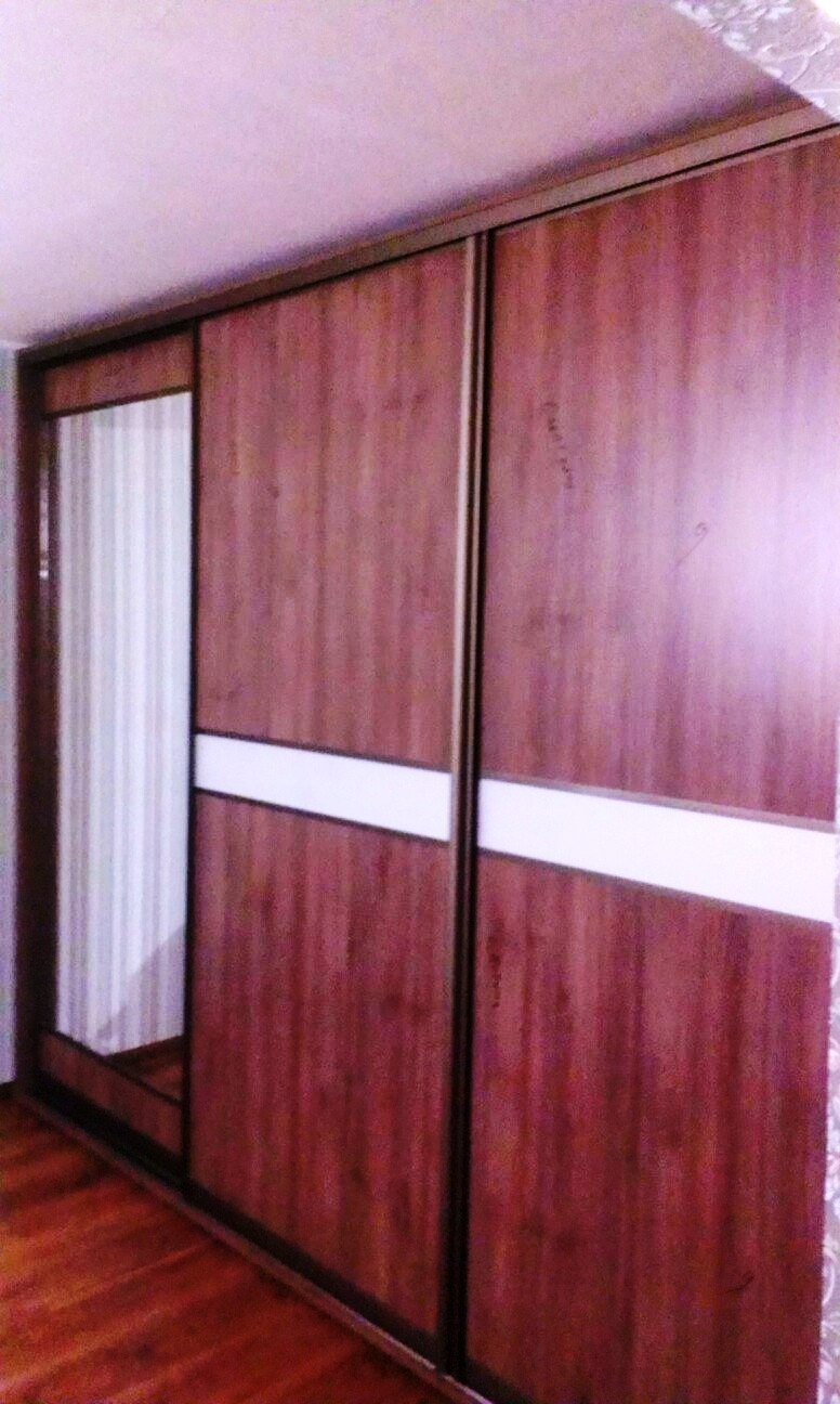 Комбинированный шкаф купе в гостиную с зеркалом 
