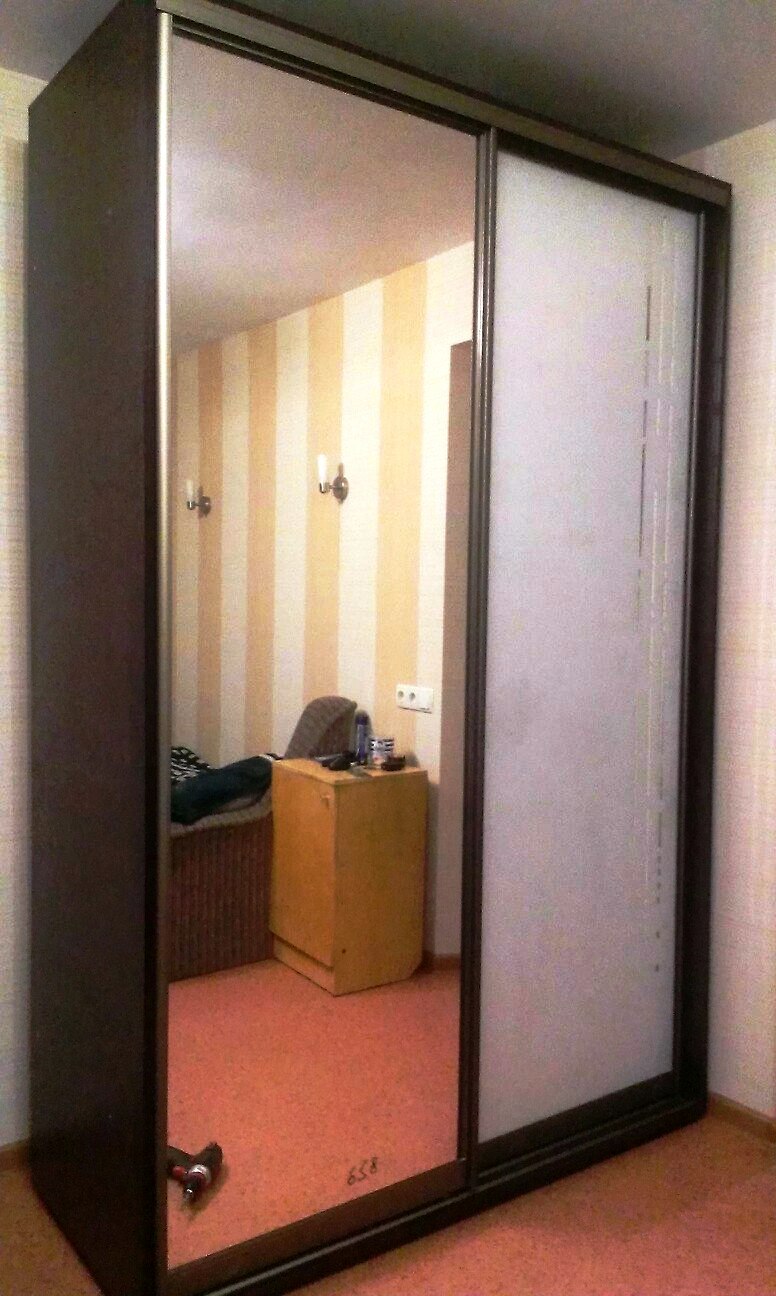 Шкаф купе в гостиную с матовым стеклом и зеркалом 