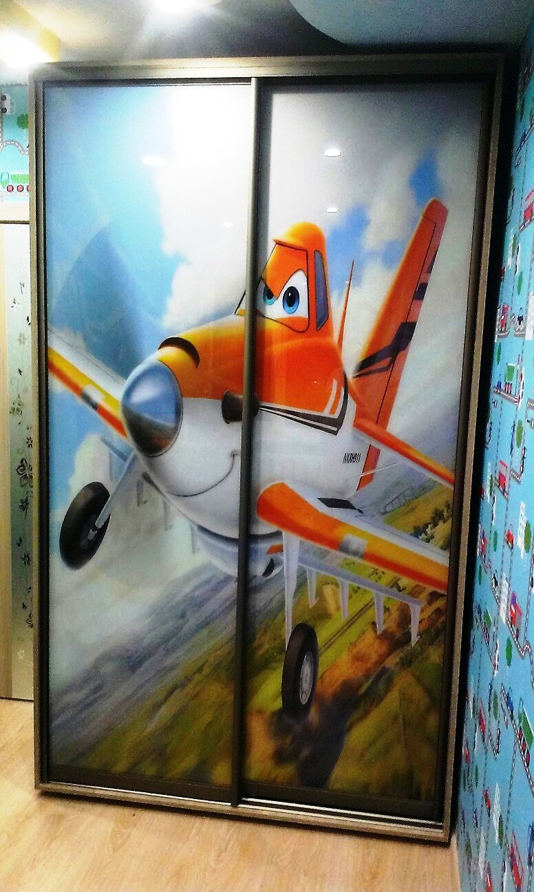 Шкаф купе в детскую с фотопечатью самолета из мультика 