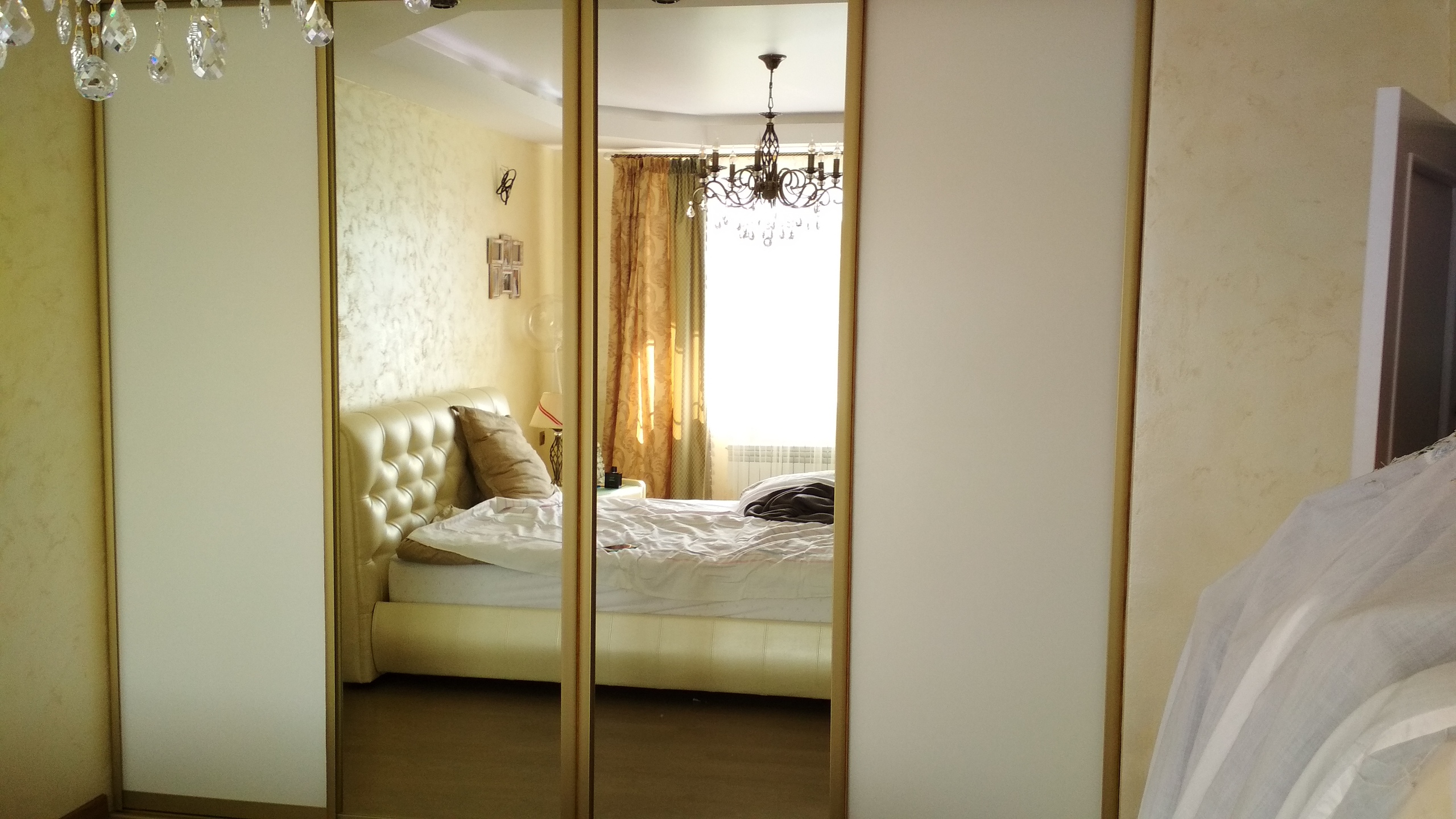 Встроенный шкаф купе в спальню с зеркалами 