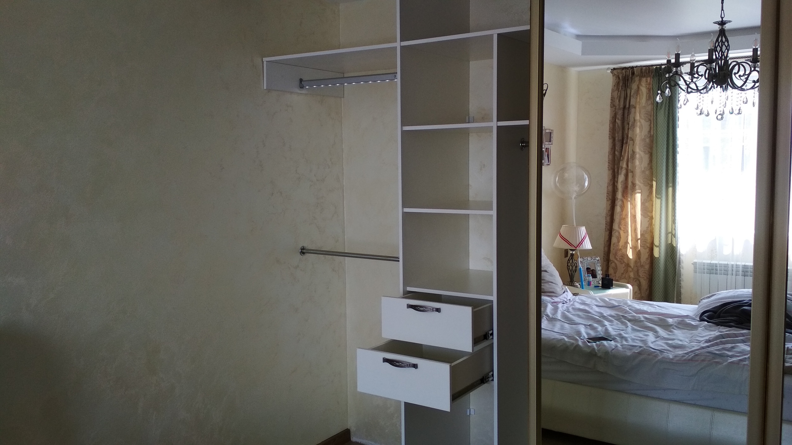 Встроенный шкаф купе в спальню с зеркалами 