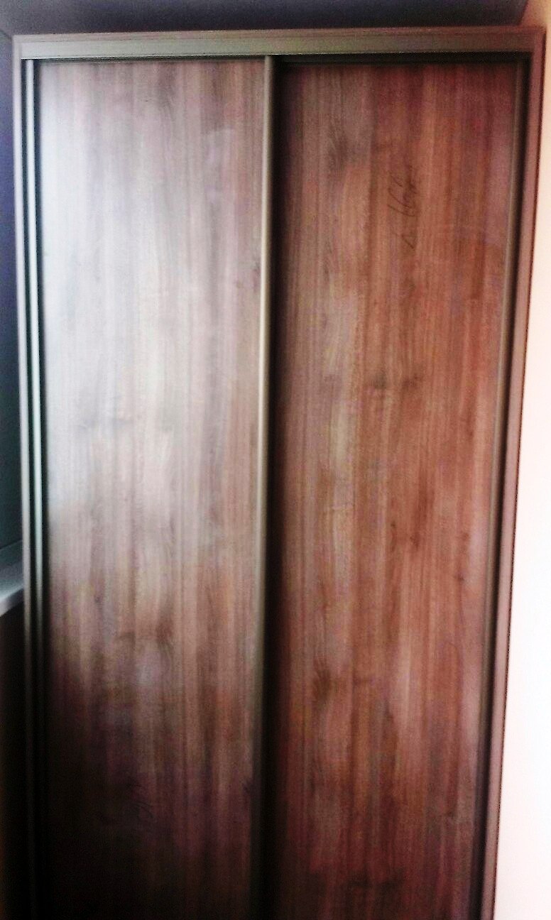 Шкаф купе на балкон с древесными дверьми 