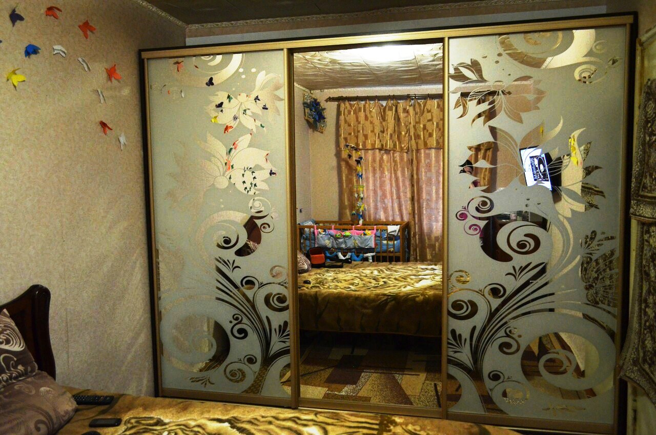 Шкаф купе в спальню с пескоструйным рисунком и зеркалом