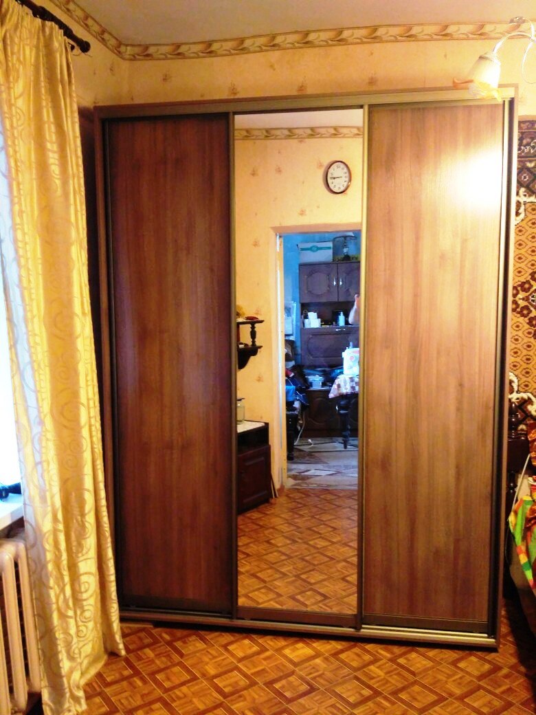 Шкаф купе с древесными дверьми и зеркалом