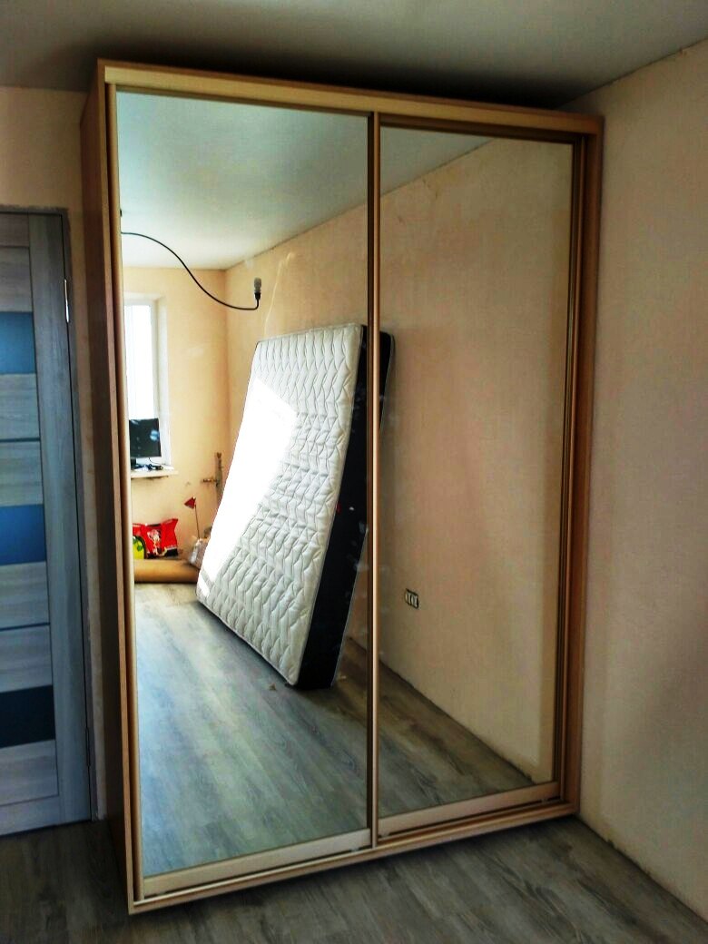Зеркальный двухдверный шкаф купе в спальню