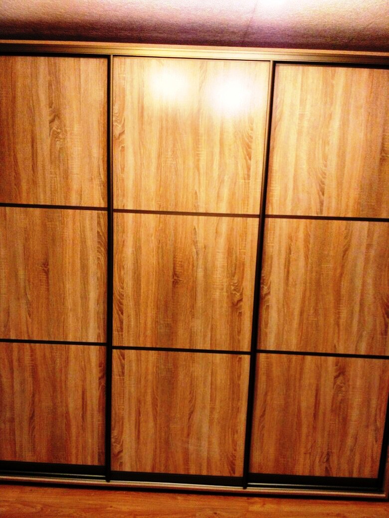 Трехдверный шкаф купе с древесными дверьми 