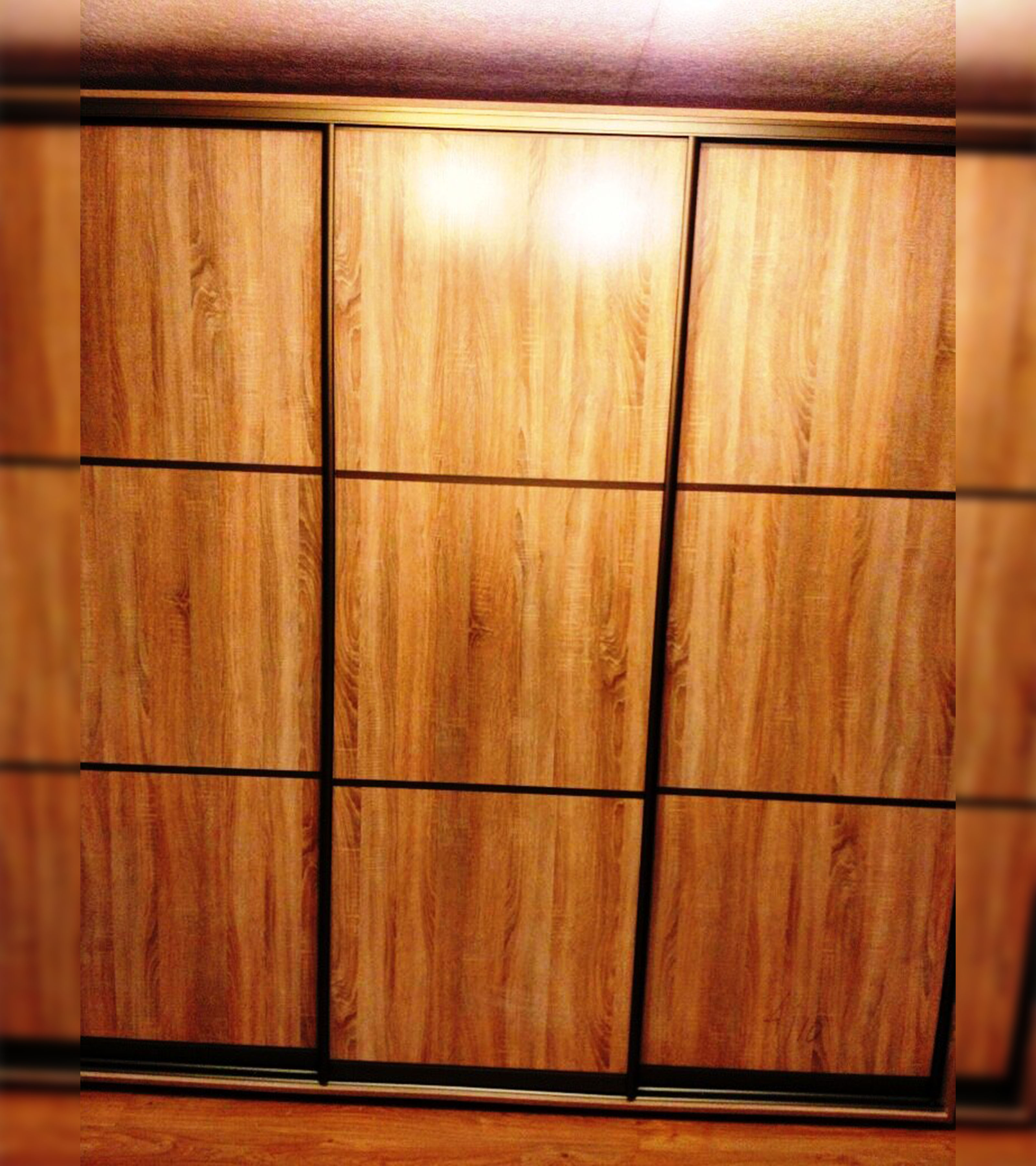 Комбинированный шкаф купе с древесными дверьми