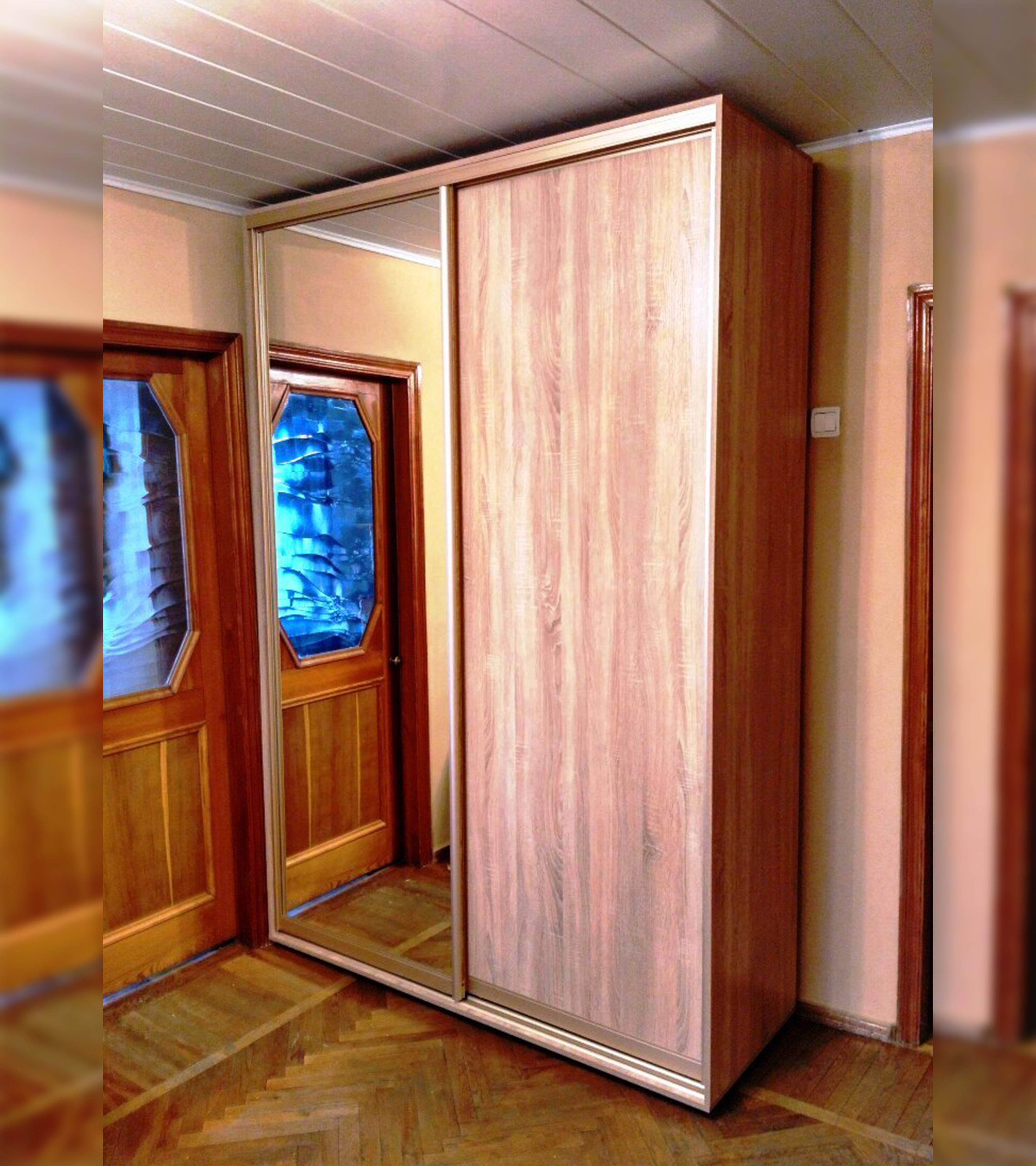 Шкаф купе с древесной дверью и зеркалом 