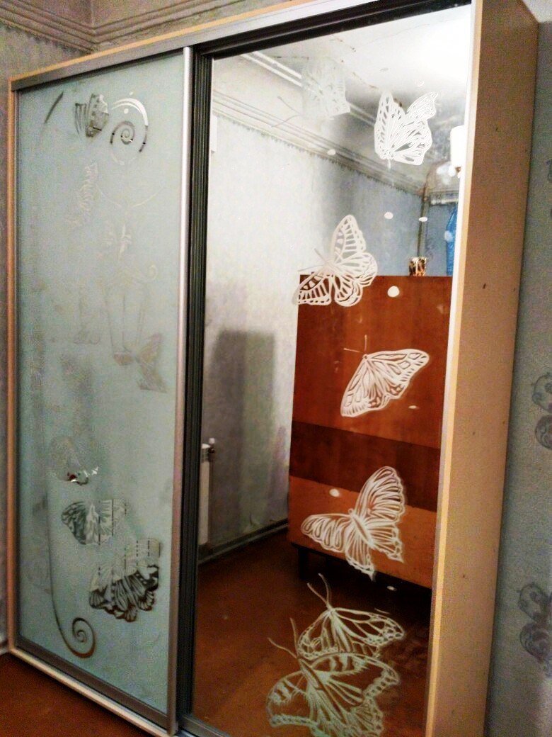 Шкаф купе с пескоструйным рисунком бабочек 