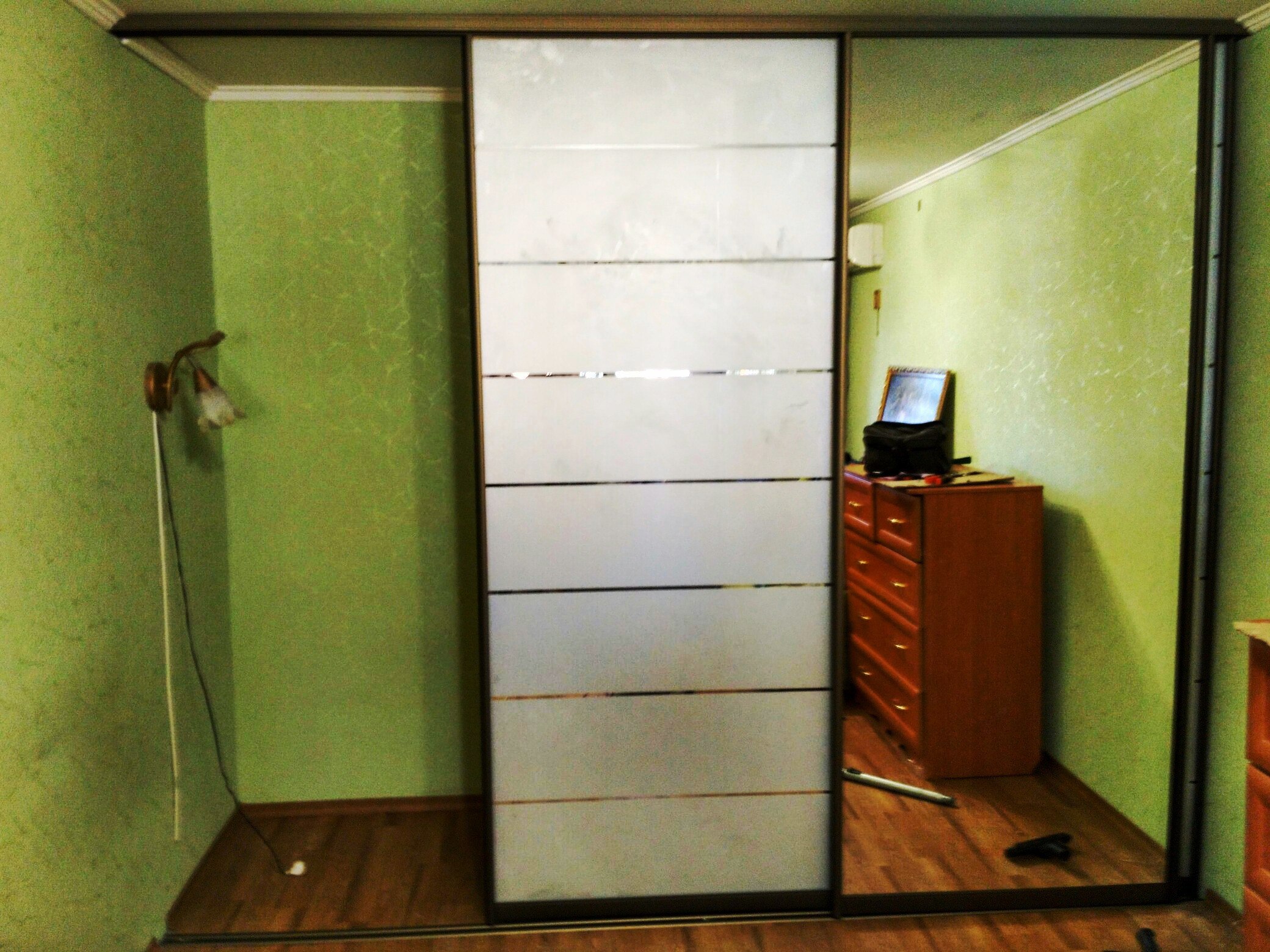 Встроенный шкаф купе с матовым стеклом и зеркалом 