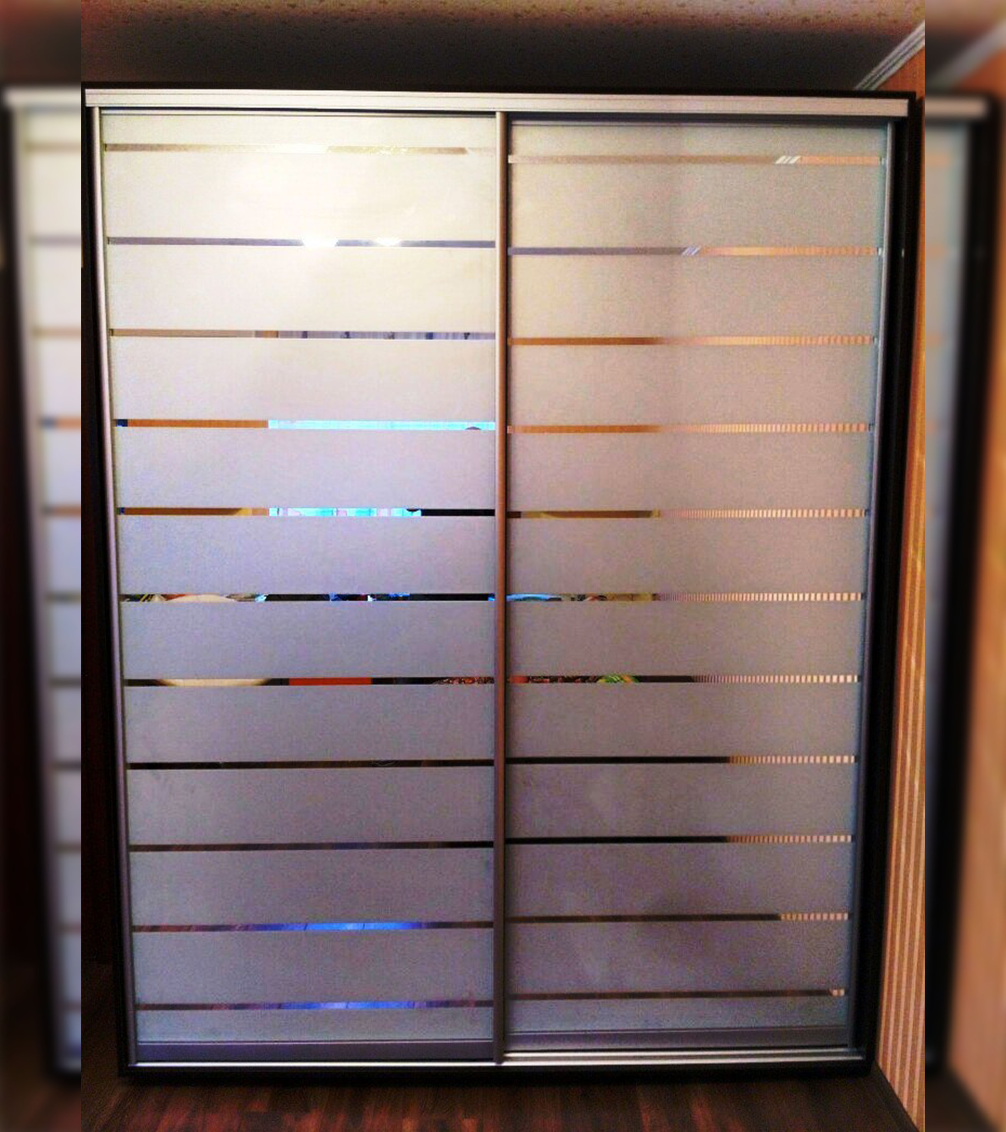 Двухдверный шкаф купе с матовым стеклом 