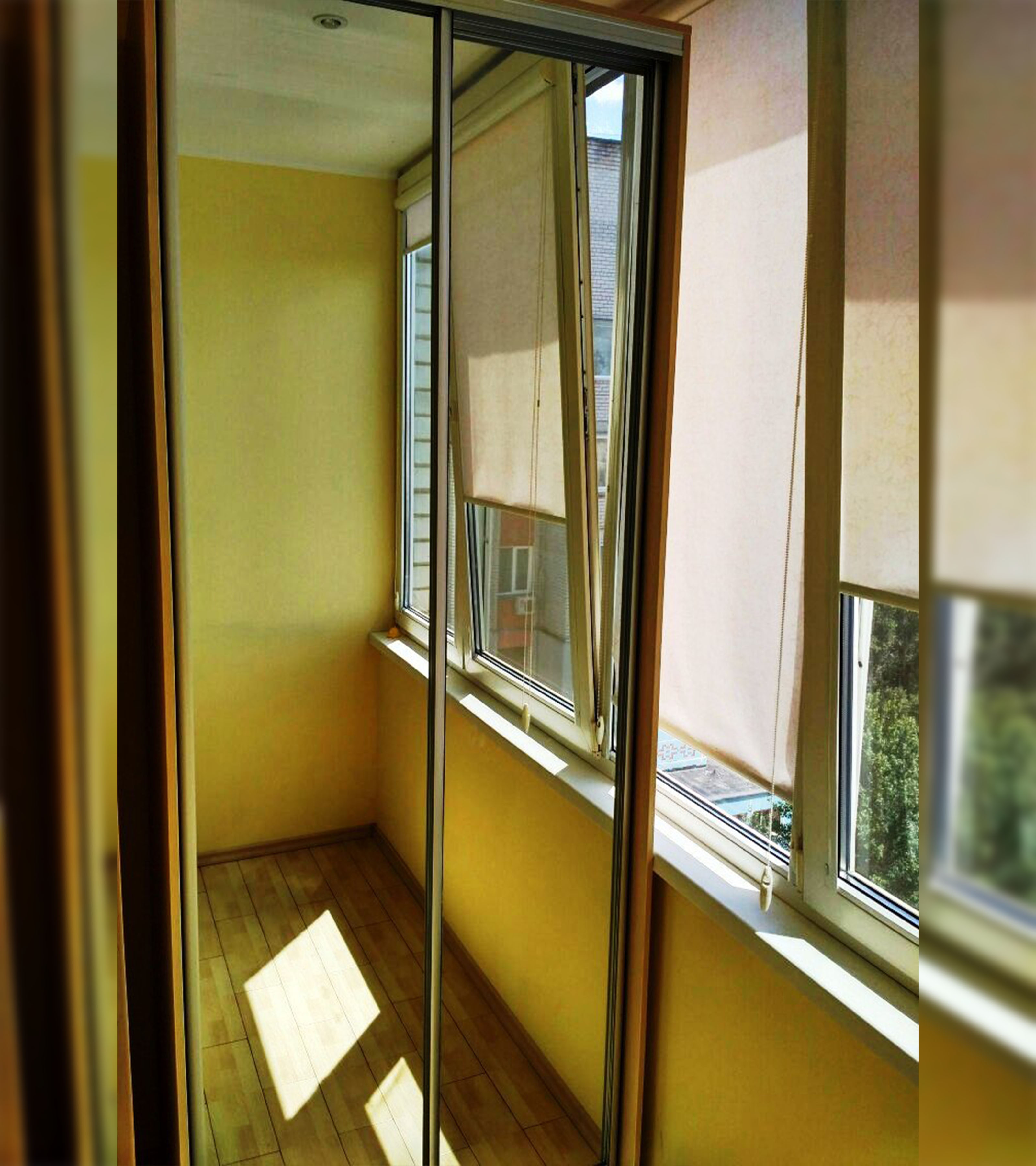 Зеркальный шкаф купе на балкон 