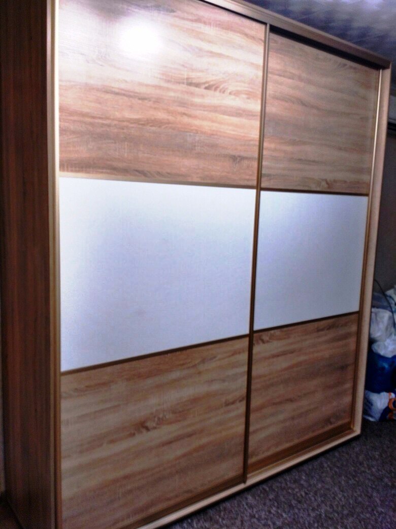 Комбинированный шкаф купе с древесными дверьми 