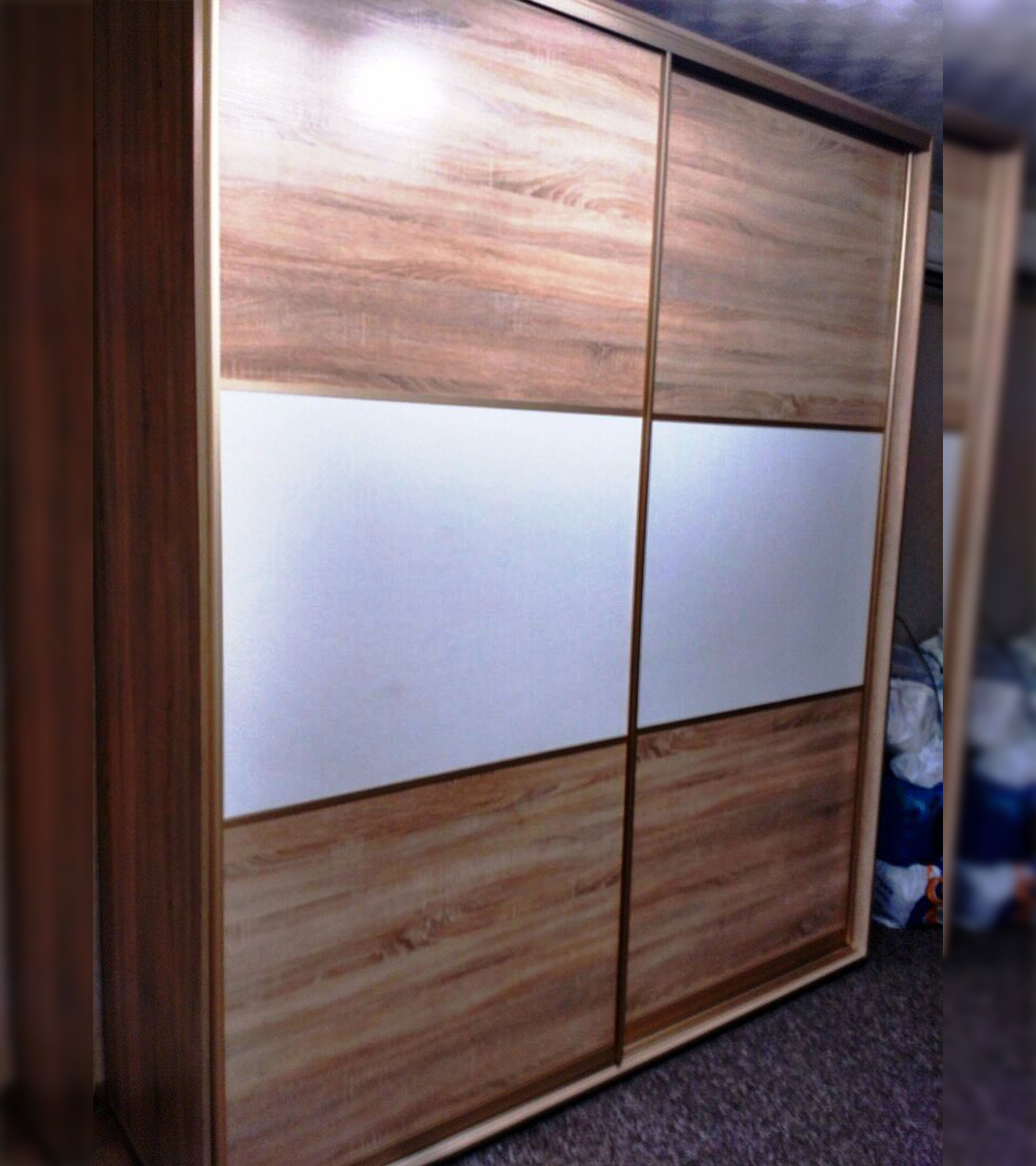 Комбинированный шкаф купе с древесными дверьми 