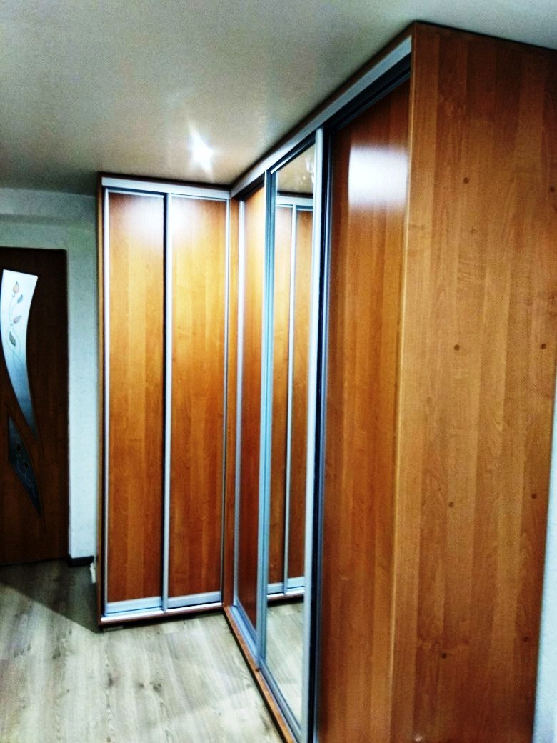 Угловой шкаф купе с древесными дверьми и зеркалом 