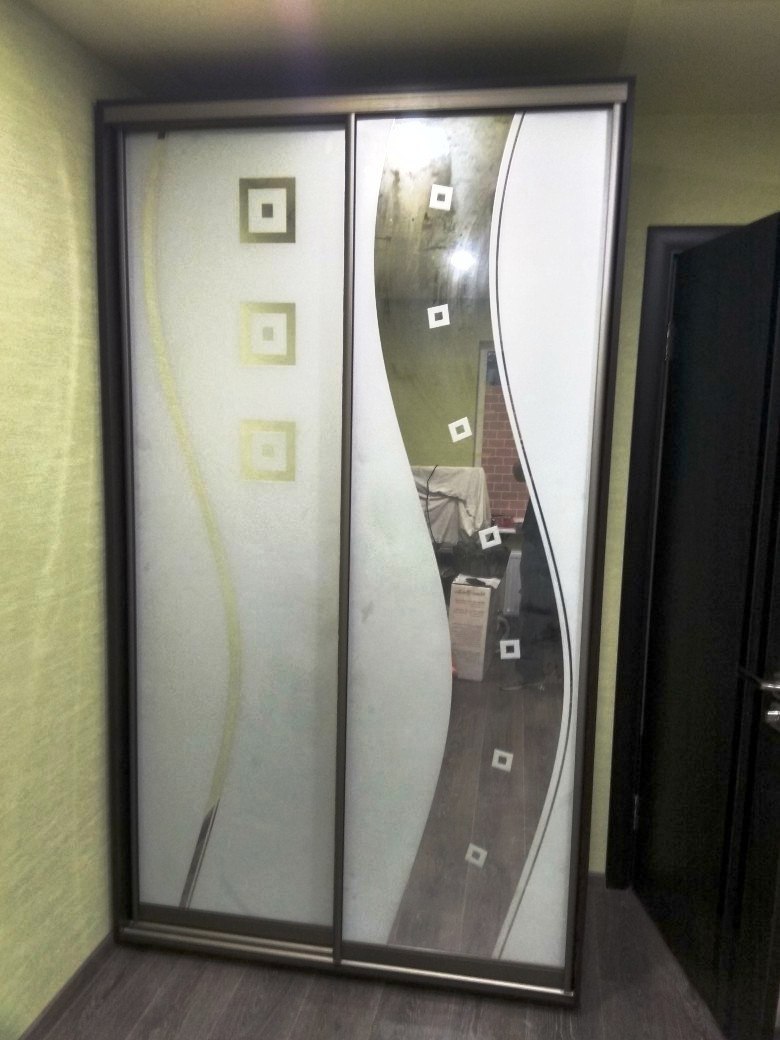 Шкаф купе с пескоструйным рисунком на матовом стекле 