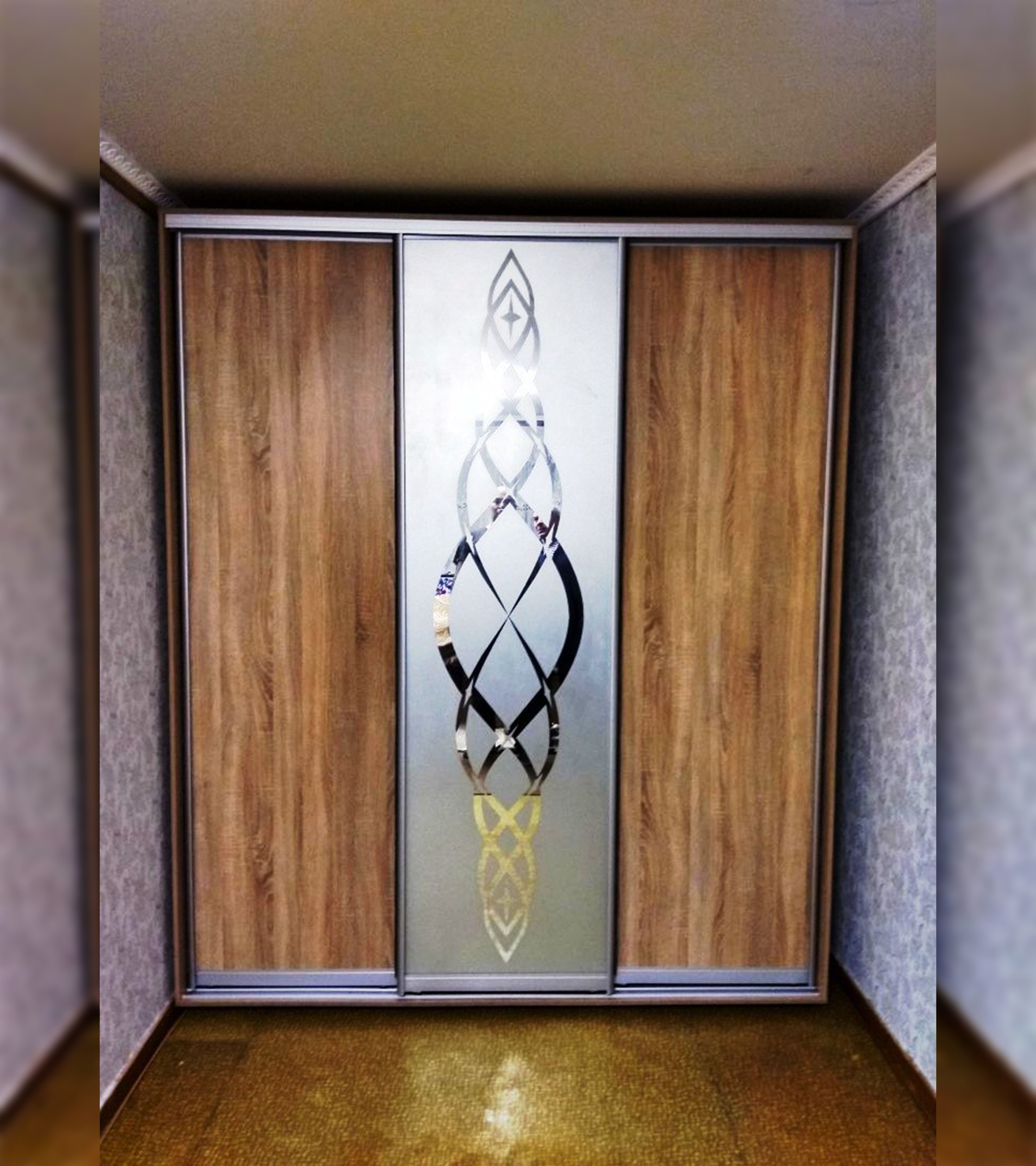 Трехдверный шкаф купе с древесными дверьми и пескоструйным рисунком